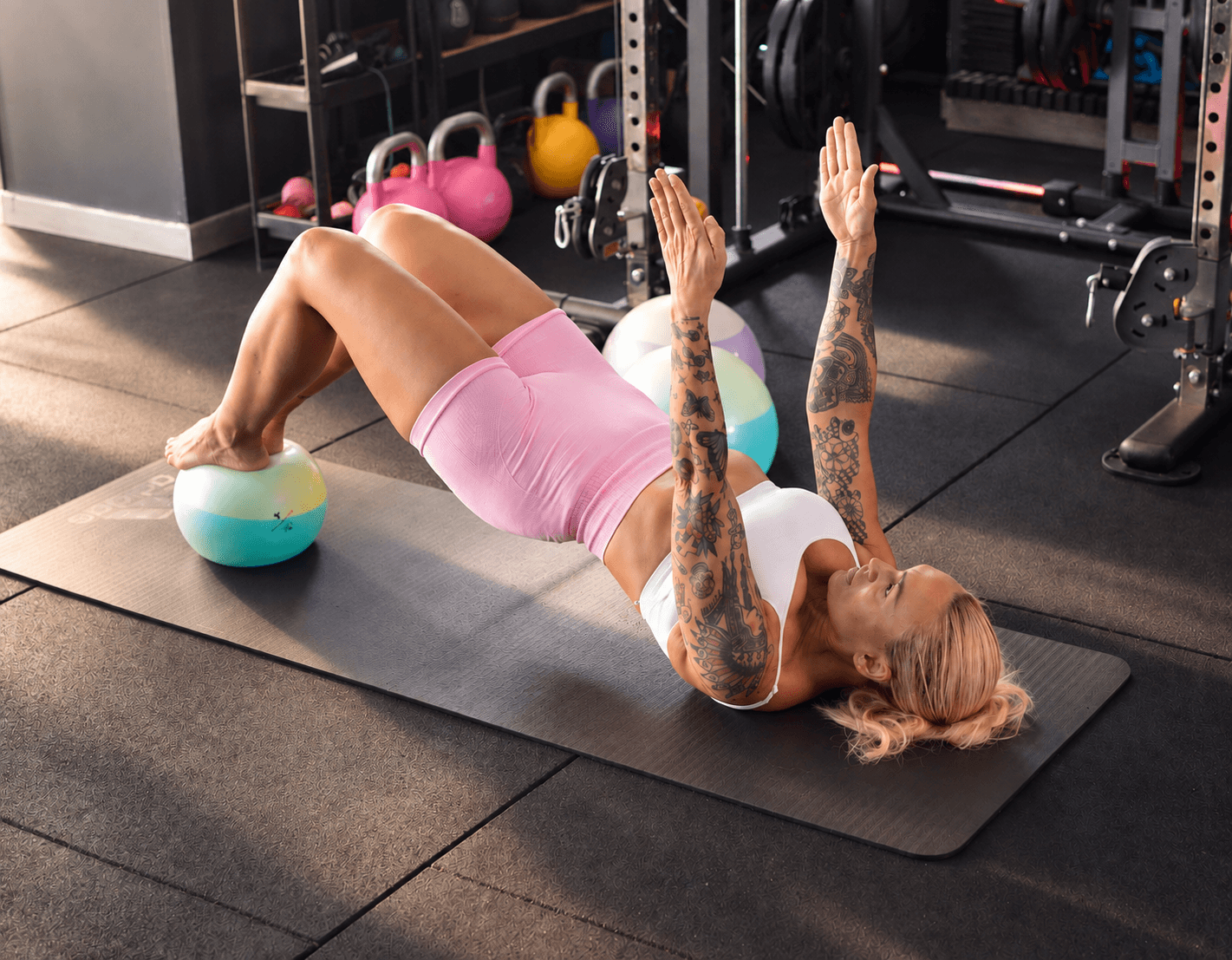 Isabel Castell practicando un ejercicio de Pilates con apoyo inestable